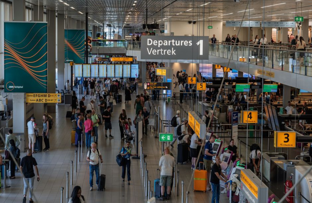 Hoe lang van tevoren moet je op Schiphol zijn voor een vlucht in de zomervakantie?